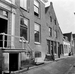 843215 Gezicht op de voorgevels van de panden Dorpsstraat 26 (herenhuis Soeterust, links)-lager te Loenen aan de ...